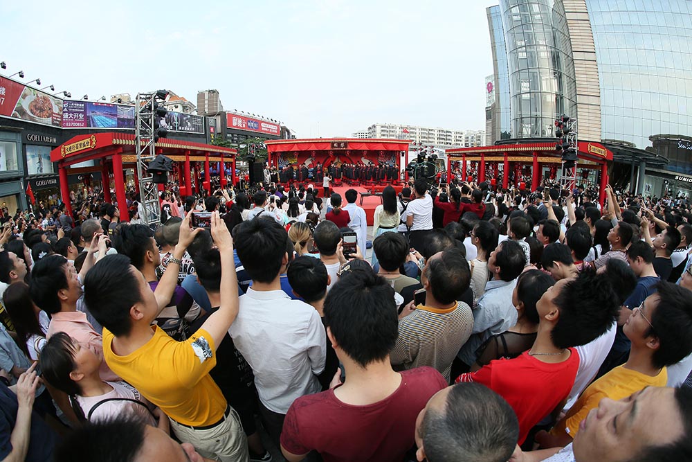 五一小长假 百信广场重现传统“冠笄之礼”成人礼