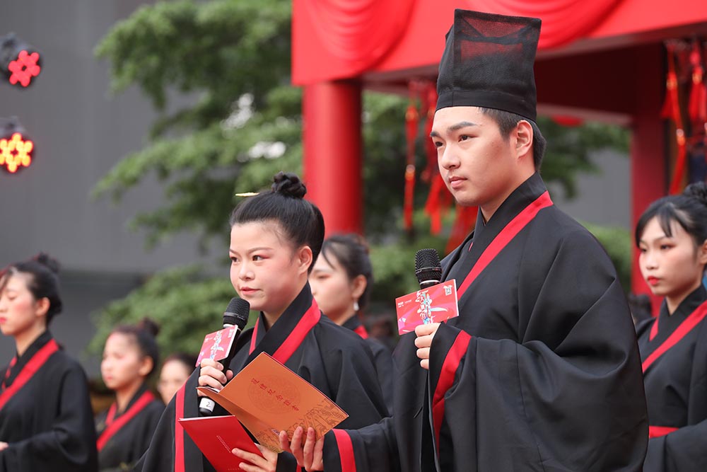 五一小长假 百信广场重现传统“冠笄之礼”成人礼