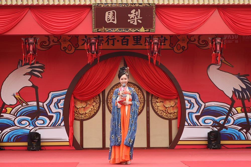 五一小长假 百信广场重现传统“冠笄之礼”成人礼